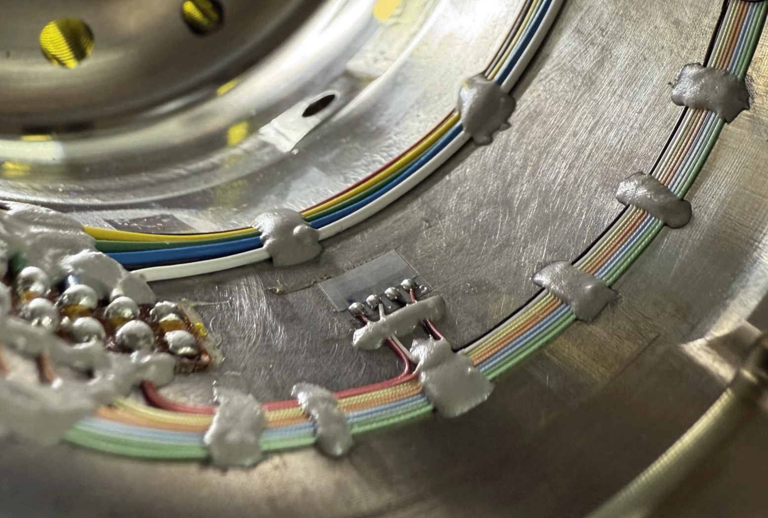 Neat strain gauging installation inside a shaft