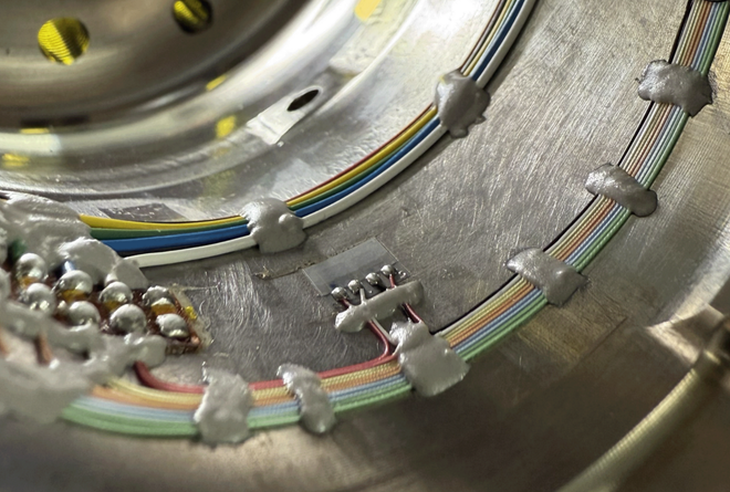 Neat strain gauging installation inside a shaft