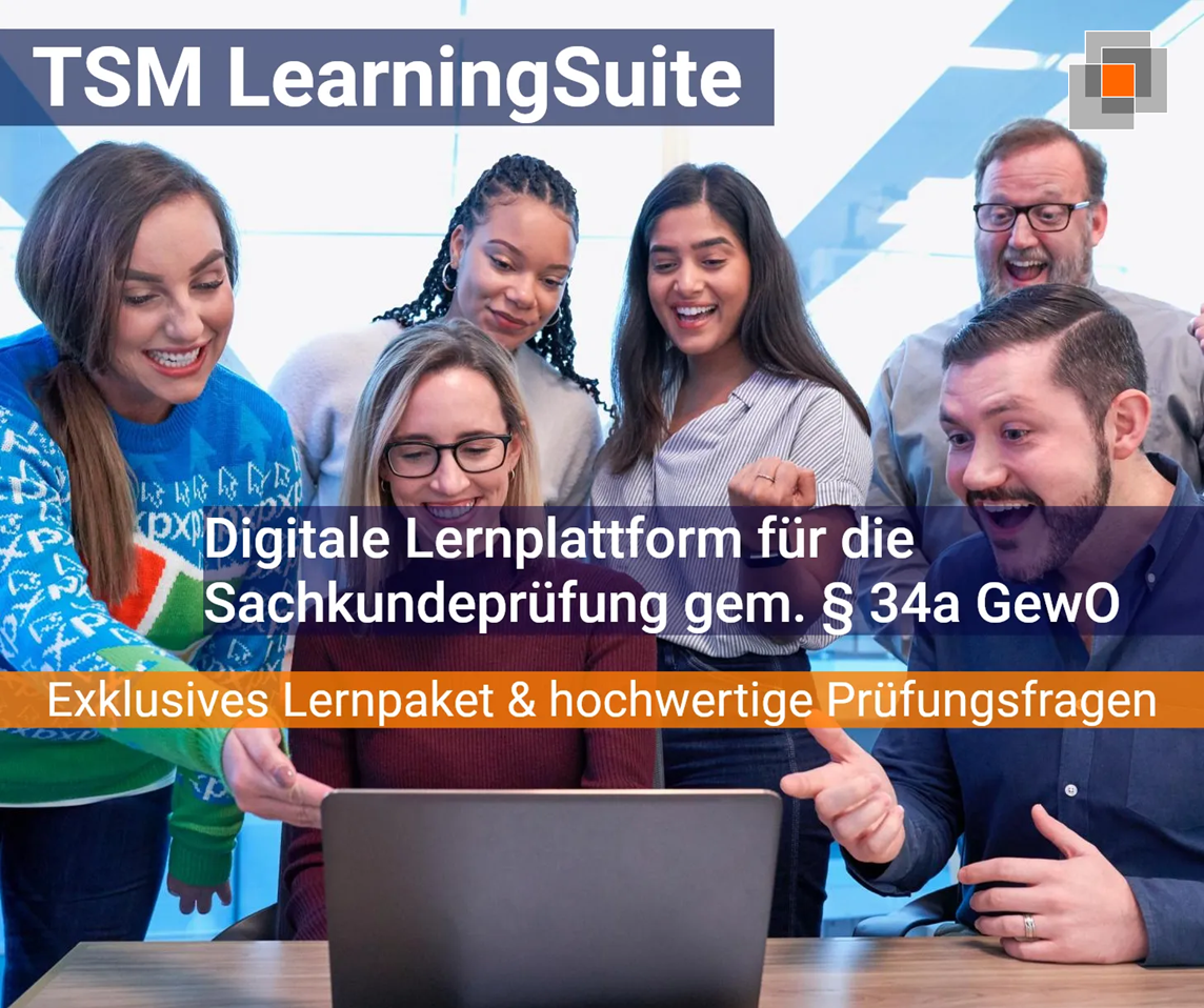 Fünf Personen lächeln aufgeregt auf einen Laptop in einem Büro. Texteinblendungen werben für eine digitale Lernplattform für §34a GewO.