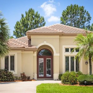 A house with palm trees and a driveway — Windemere, FL — Valor Homes Construction LLC A house with palm trees and a driveway — Windemere, FL — Valor Homes Construction LLC