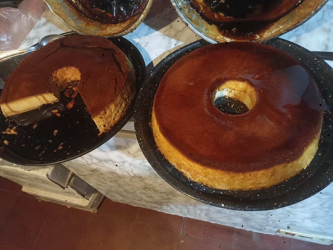 Bizcochos Bundt con glaseado de caramelo sobre platos oscuros, algunos cortados en rodajas.
