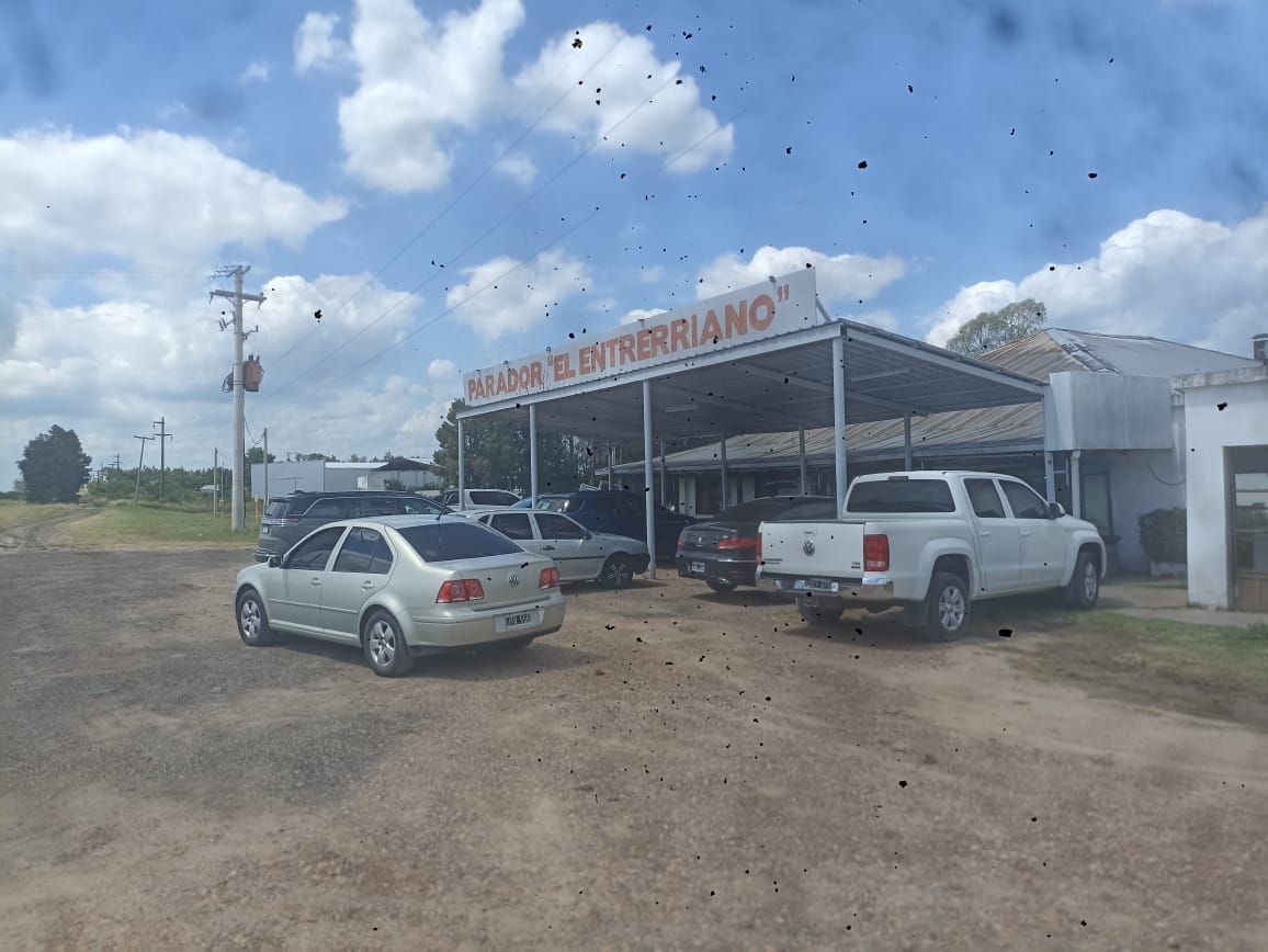 Autos estacionados frente al edificio 
