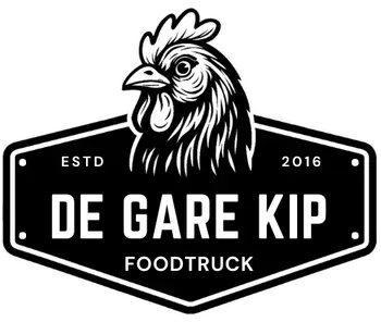 Zwart-wit logo: Kippenkop boven een vijfhoek met