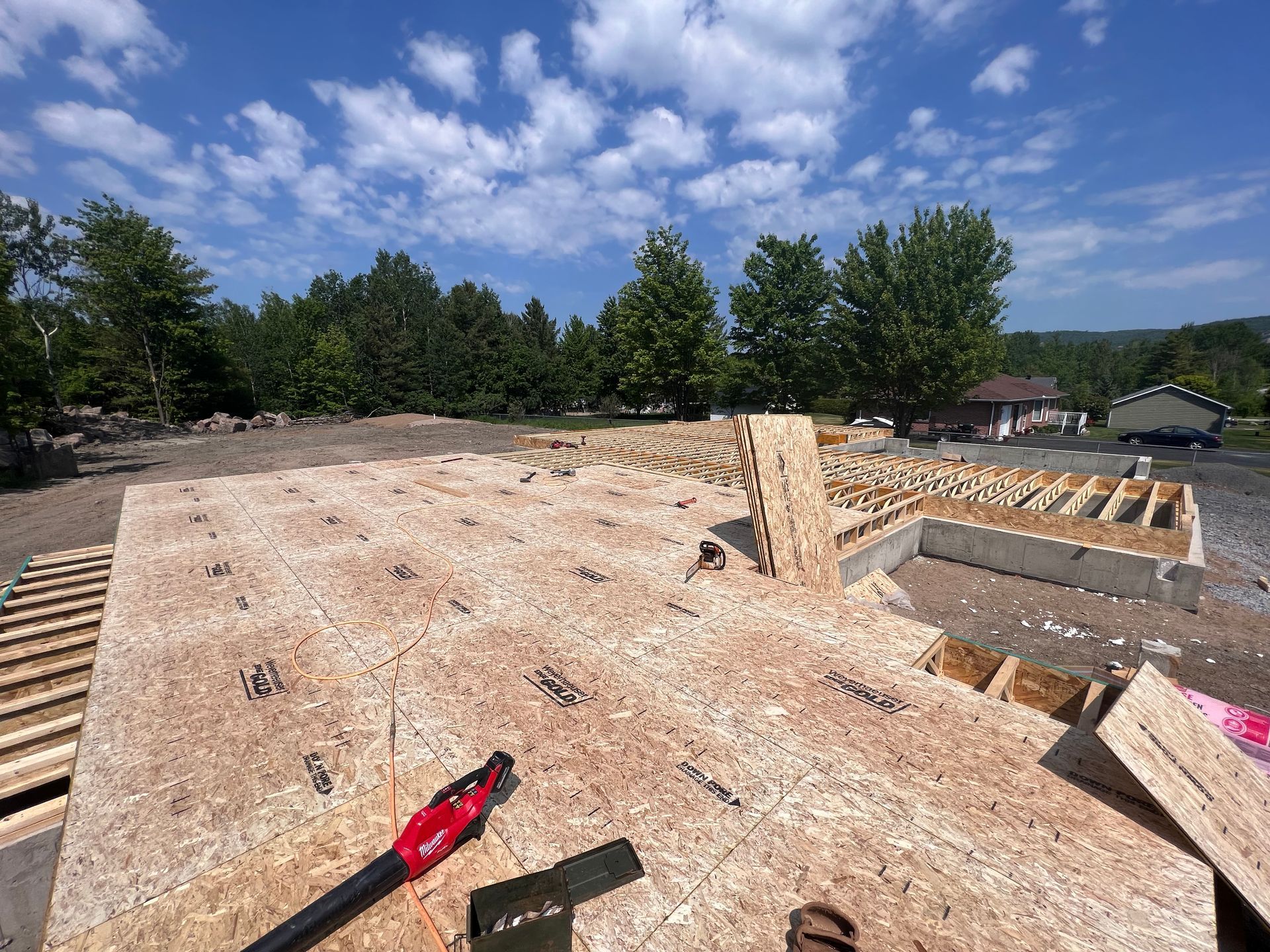 Construction d'une ossature de fondation de maison avec du contreplaqué et du bois d'œuvre sur un chantier ensoleillé
