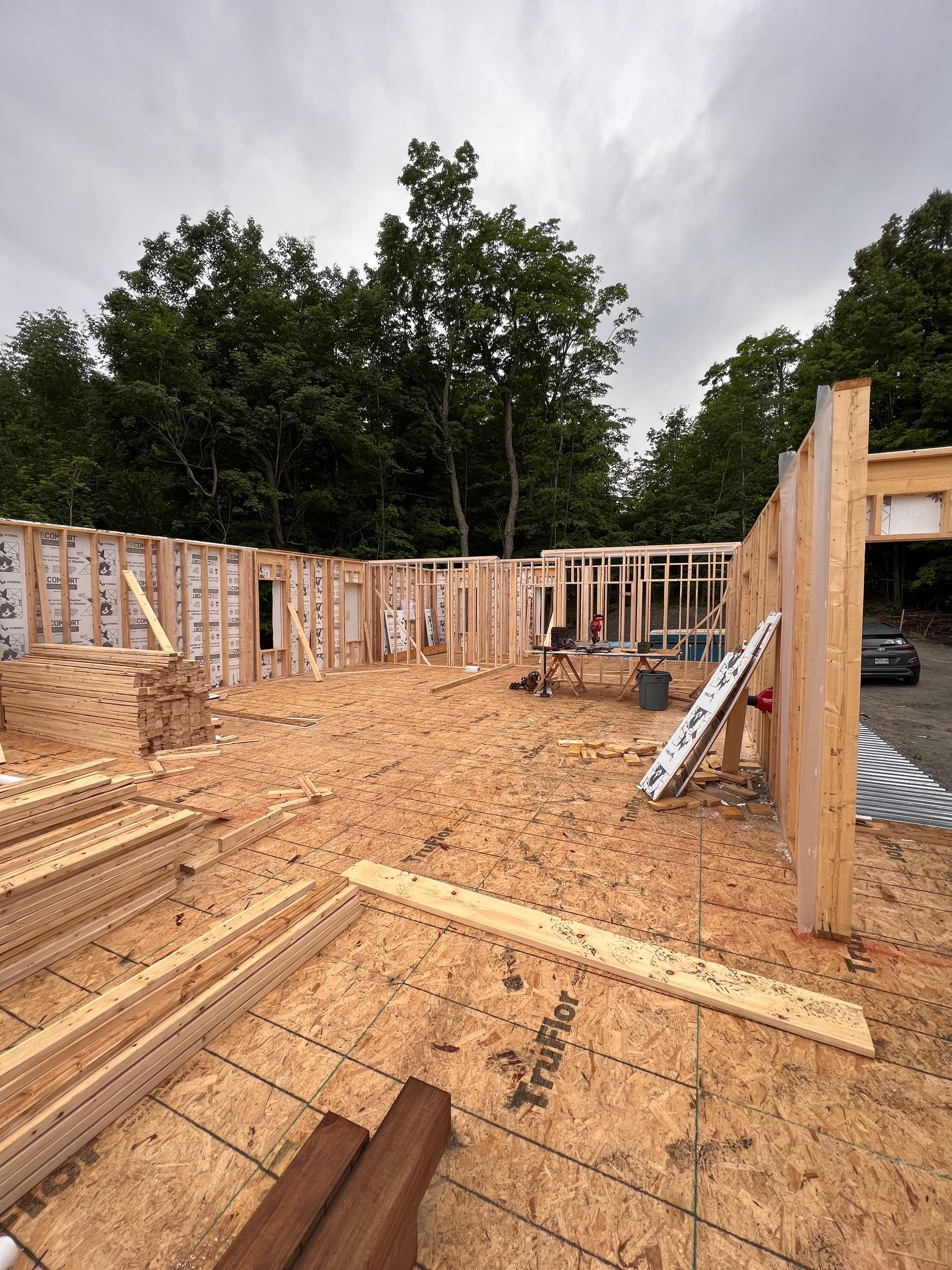 Maison à ossature bois en construction avec plancher et murs en panneaux OSB, vue de l'intérieur de la structure