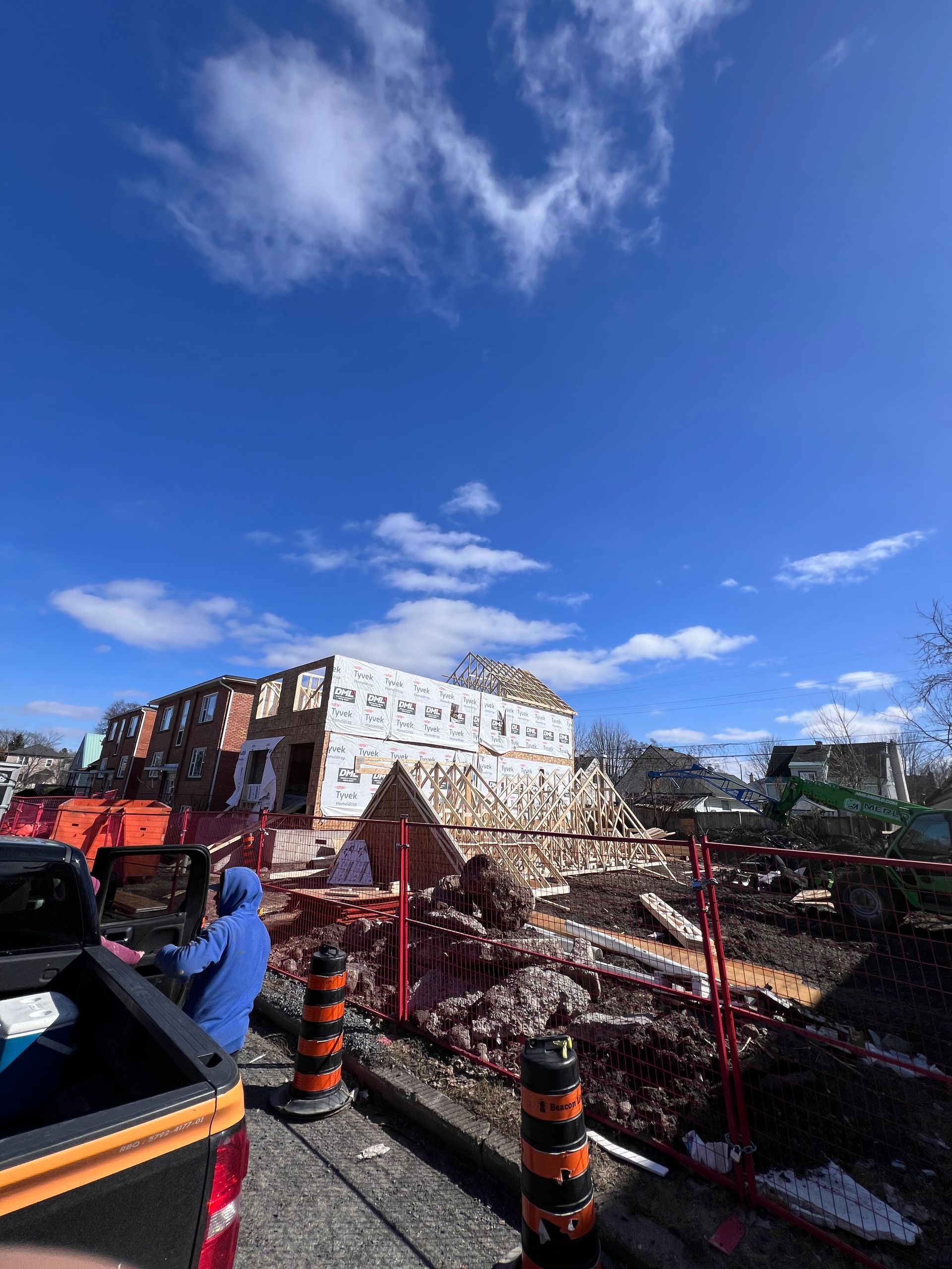 Débris de construction et engins lourds sous un ciel bleu éclatant sur un chantier de démolition