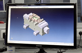 Ein Samsung-Computermonitor zeigt ein 3D-Modell einer Maschine