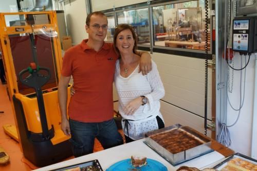 Ein Mann und eine Frau posieren in einer Küche für ein Foto.