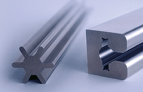Zwei Metallstücke liegen nebeneinander auf einem Tisch