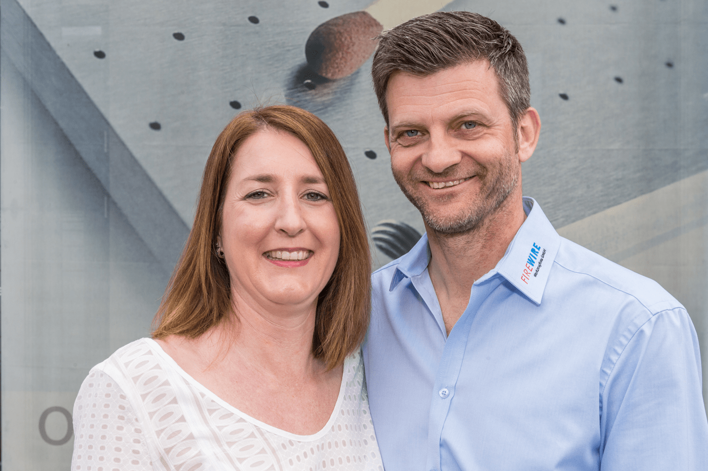 Ein Mann und eine Frau posieren zusammen für ein Foto und lächeln.