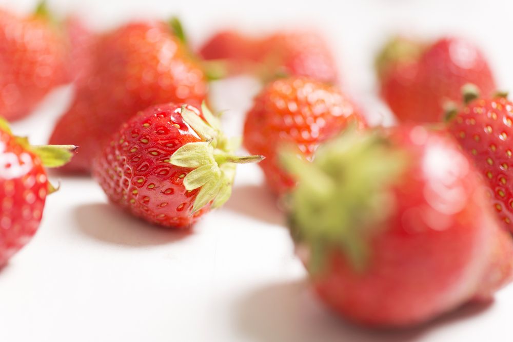 Fresh+red+strawberries+on+a+light+wooden+kitchen+work+surface 1