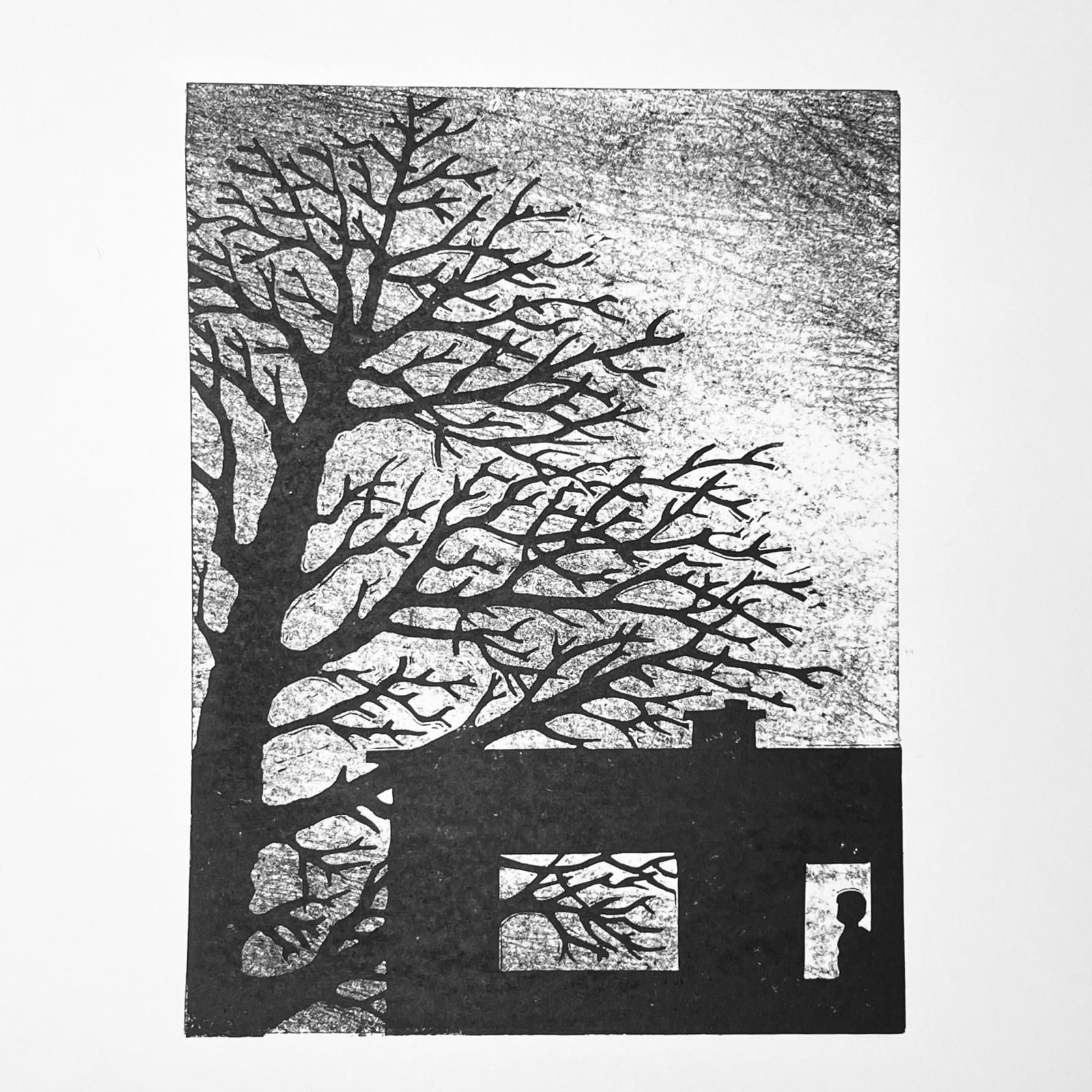 Silhouet van een boom en een huis. Een figuur staat in de verlichte deuropening. Donkere lucht.