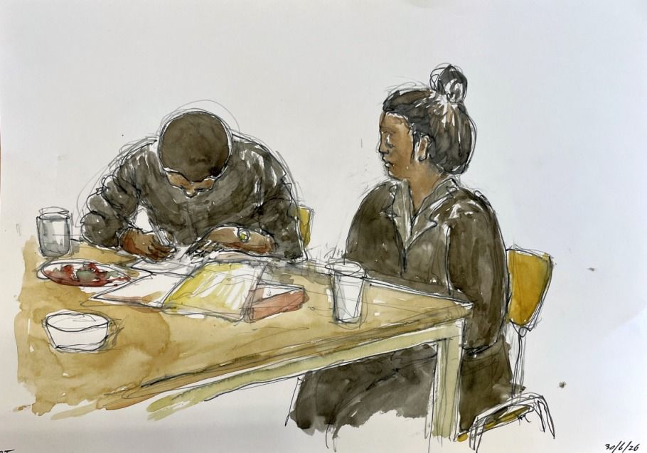 Twee mensen zitten aan een tafel, de een tekent terwijl de ander toekijkt, in een scène in schetsstijl.