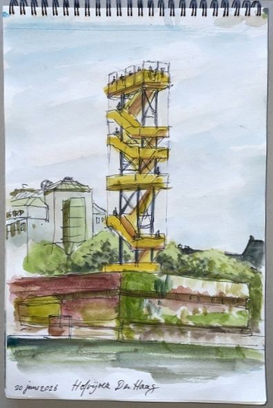 Schets van een gele toren met trappen, naast groene gebouwen en bomen onder een bewolkte hemel.