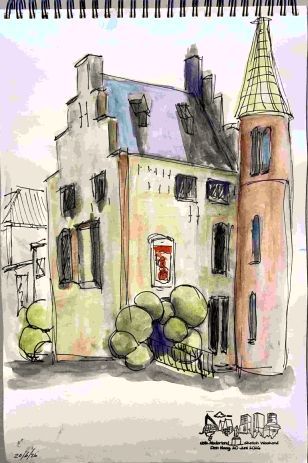 Aquarel schets van een licht gebouw met een blauw dak, ronde groene struiken en een hoge rode toren onder een gele spits.