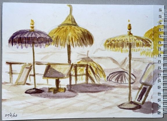 Aquarel schets van strandparasols en ligstoelen op een zandstrand, met een paar stoelen en kleine tafels.