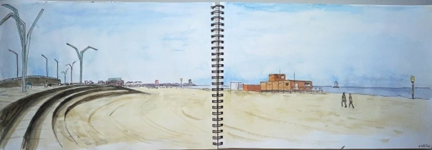 Een schets van een kustlandschap met zandduinen, lantaarnpalen, gebouwen in de verte en twee figuren onder een bleke hemel.