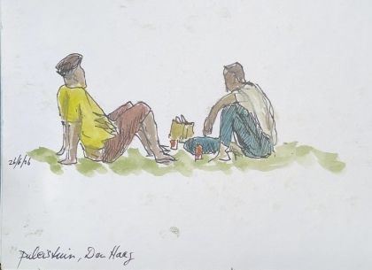 Twee mensen zitten tegenover elkaar in het gras, met een klein hondje tussen hen in, in een eenvoudige aquareltekening.