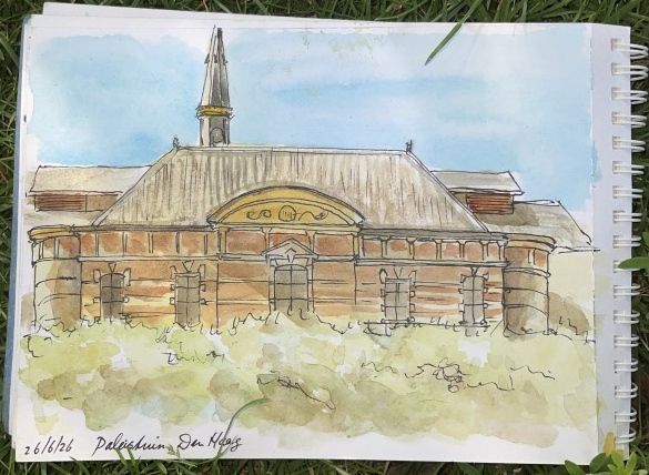 Aquarel schets van een historisch bakstenen gebouw met een koepeldak tegen een blauwe lucht.