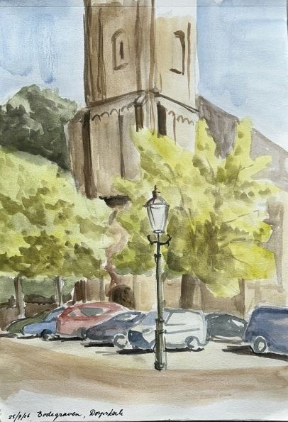 Aquarel van een kerktoren achter lommerrijke bomen en geparkeerde auto's in een stadsstraat.