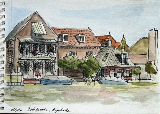 Aquarel schets van een huis met een rood dak en een tuin met bomen en een veranda aan een straat.
