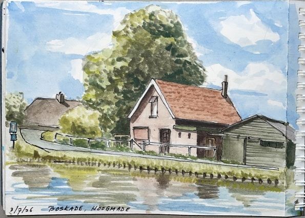 Aquarel van een huis aan het kanaal met een rood dak, bomen en een brug onder een blauwe hemel.