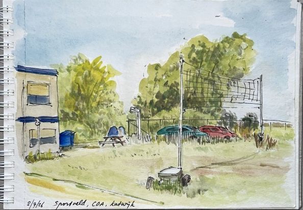 Aquarel van een park met bomen, een pad, geparkeerde auto's en gebouwen onder een bleke hemel.