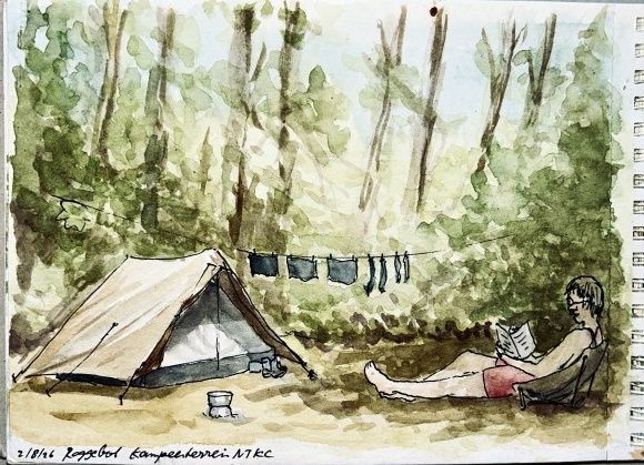 Een kampeerplek in aquarelstijl met een tent, een waslijn en iemand die ontspant bij een kampvuur in een bosrijk gebied.