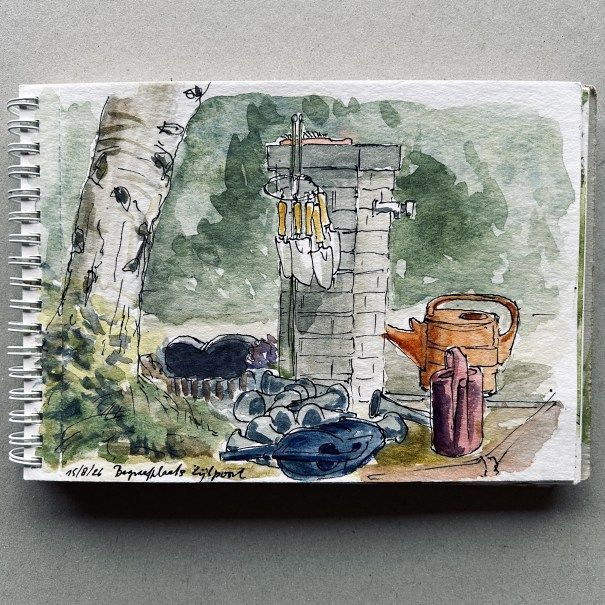Aquarel schets van een berkenboom, een stenen put, manden en een afgedekte pot in een groene buitenomgeving.