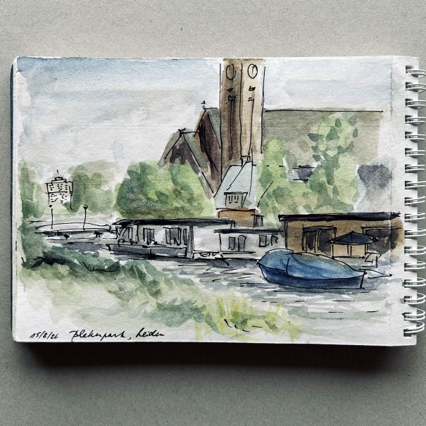 Aquarel schets van een haven met boten, een brug en een hoge klokkentoren, naast bomen en water.