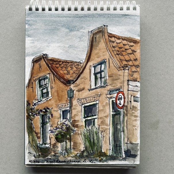 Aquarelschets van twee rustieke, lichtbruine huizen met golvende daken en een bewolkte hemel.