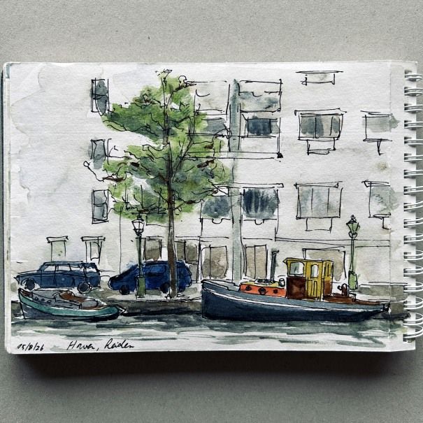 Een straatbeeld in aquarel met geparkeerde auto's, een hoge boom, twee bootjes en appartementencomplexen.