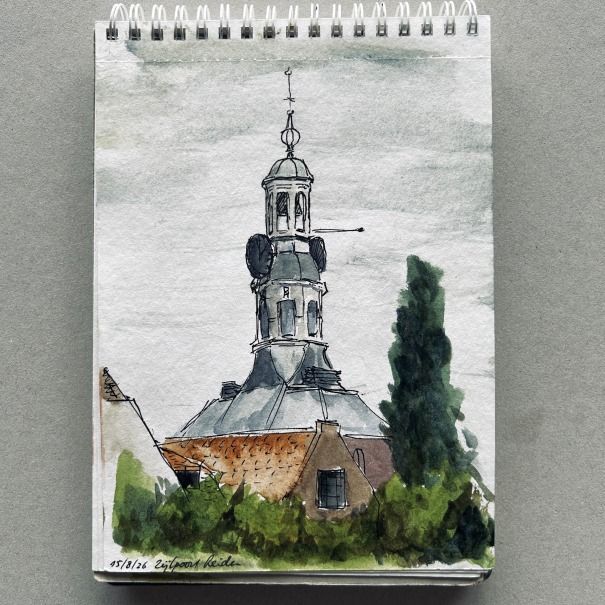 Potloodschets van een kerktoren en daklijn naast bomen.