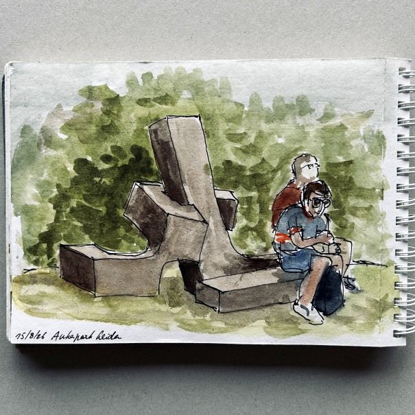 Aquarelschets van twee mensen die op een sculptuur zitten, met groene bomen op de achtergrond.