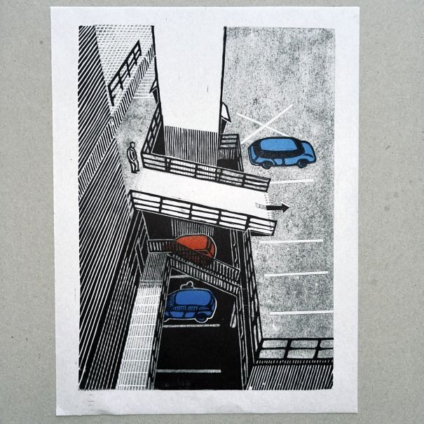 Een kleurrijke linoprint van fantasievolle huisjes en een rood-witte vuurtoren tegen een blauwe lucht.