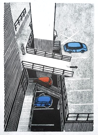 Rode auto (2026) Bovenaanzicht van een parkeergarage met meerdere verdiepingen, met blauwe en rode auto's en loopbruggen erboven.