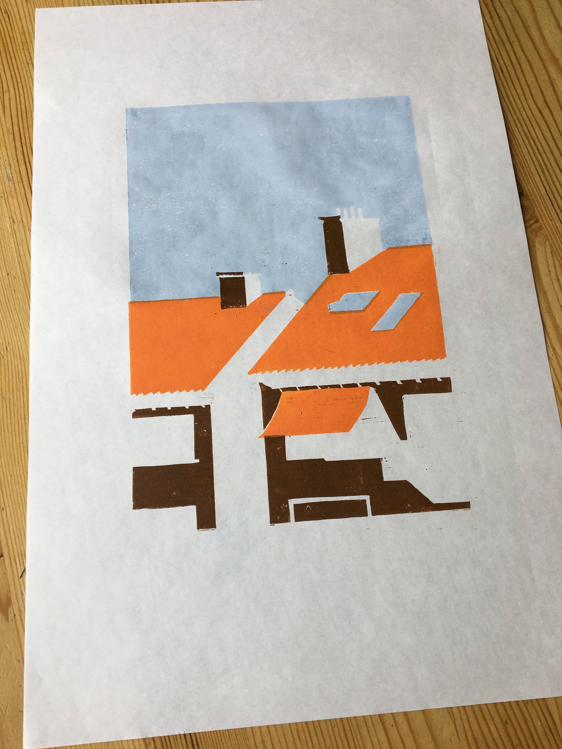 Gebouwen met oranje daken tegen een lichtblauwe lucht, met bruine schoorstenen en andere structuren, afgedrukt op wit papier.