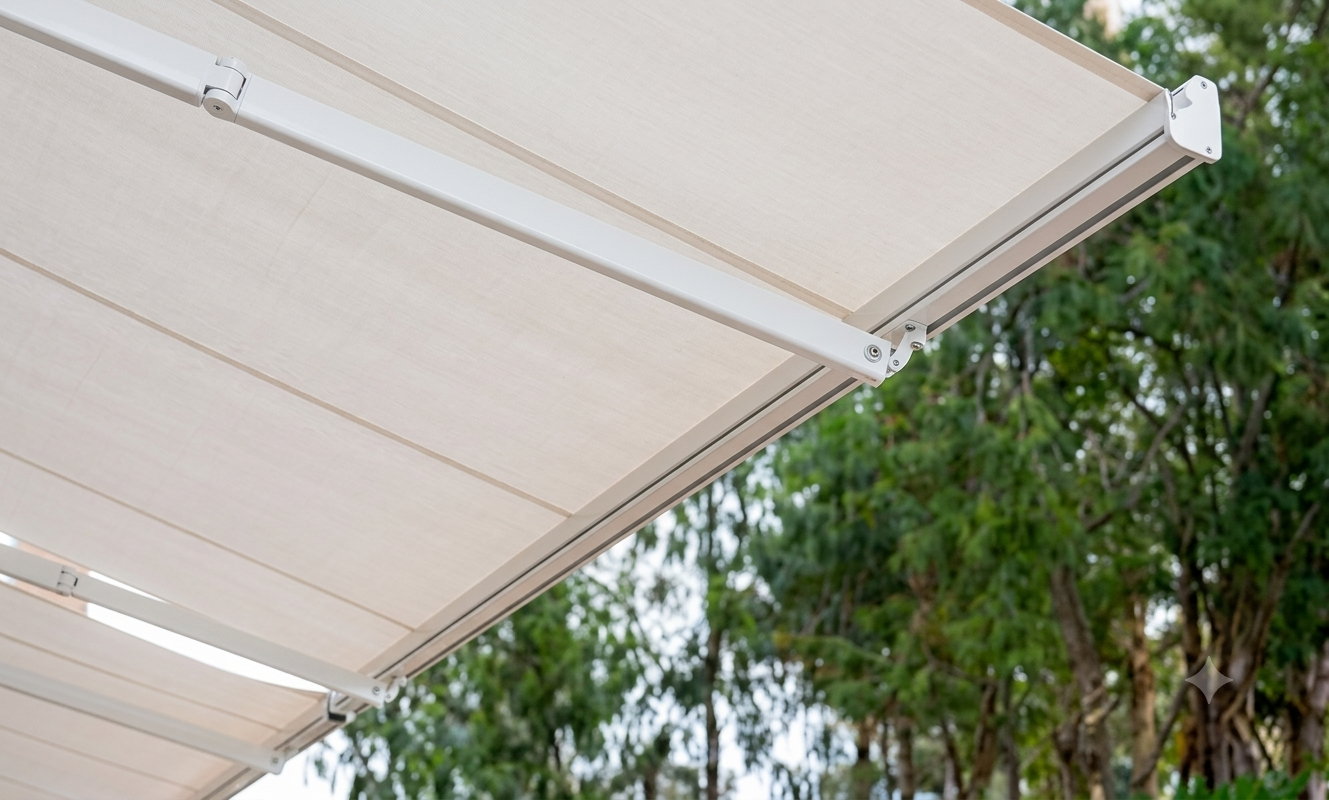 Tenda da sole o tettoia bianca con struttura metallica che si estende su uno sfondo verde e alberato.