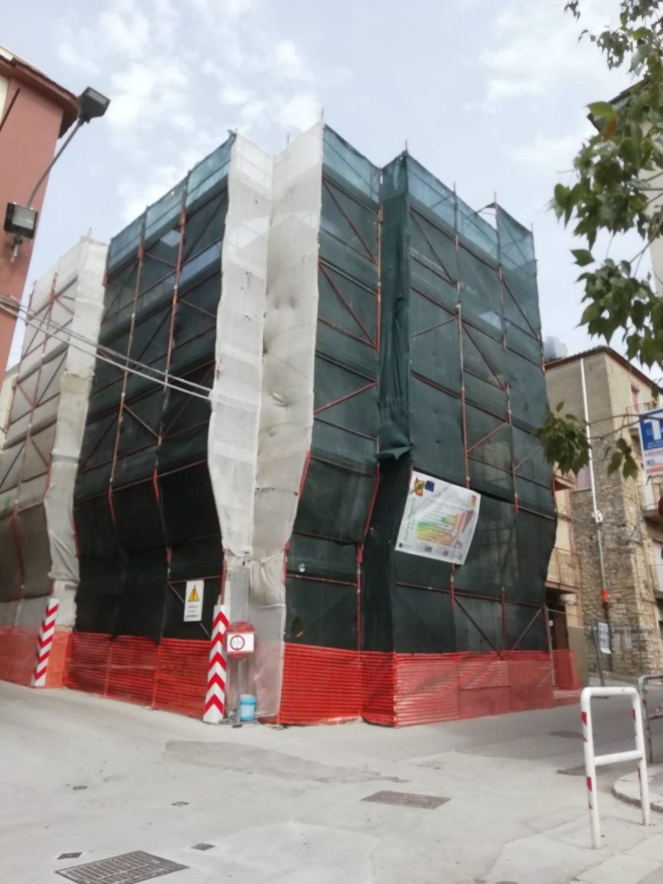 impalcatura per rifacimento prospetto palazzina