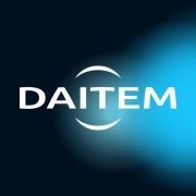 Logo DAITEM en blanc sur fond bleu foncé avec une lueur cyan à droite