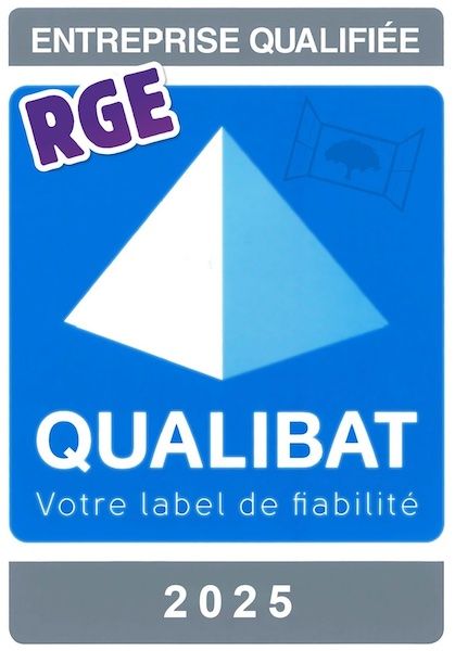 Logo Qualibat bleu et blanc avec “ENTREPRISE QUALIFIÉE”, “RGE” et “2025”.