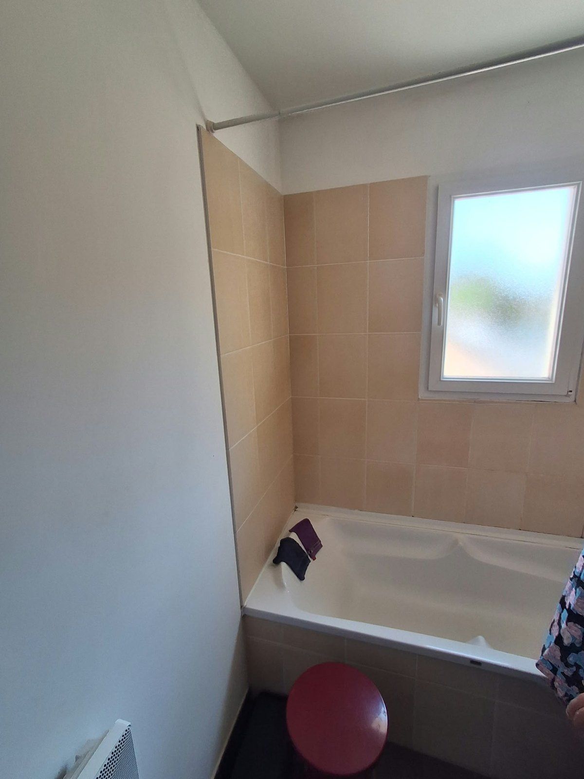 Salle de bain avant travaux : ancienne baignoire à remplacer par une douche PMR à Nort-sur-Erdre