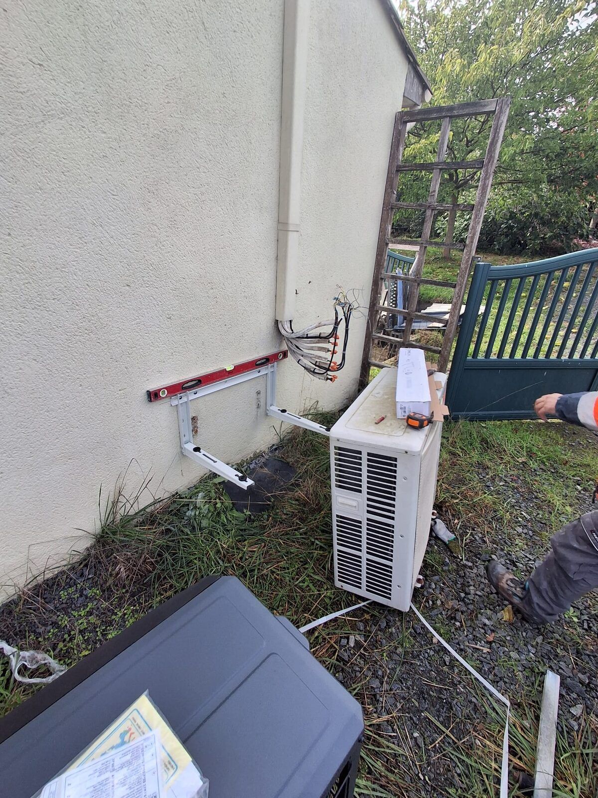 Pose de l'unité extérieure de climatisation sur supports muraux à Monnières, entre Vallet et Clisson