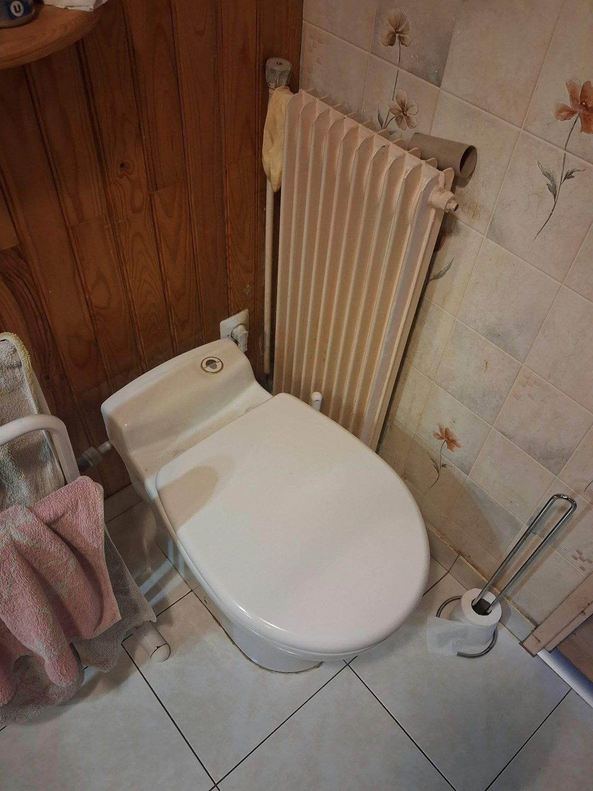 Salle d'eau avant rénovation, WC et murs en lambris, à La Chapelle-sur-Erdre