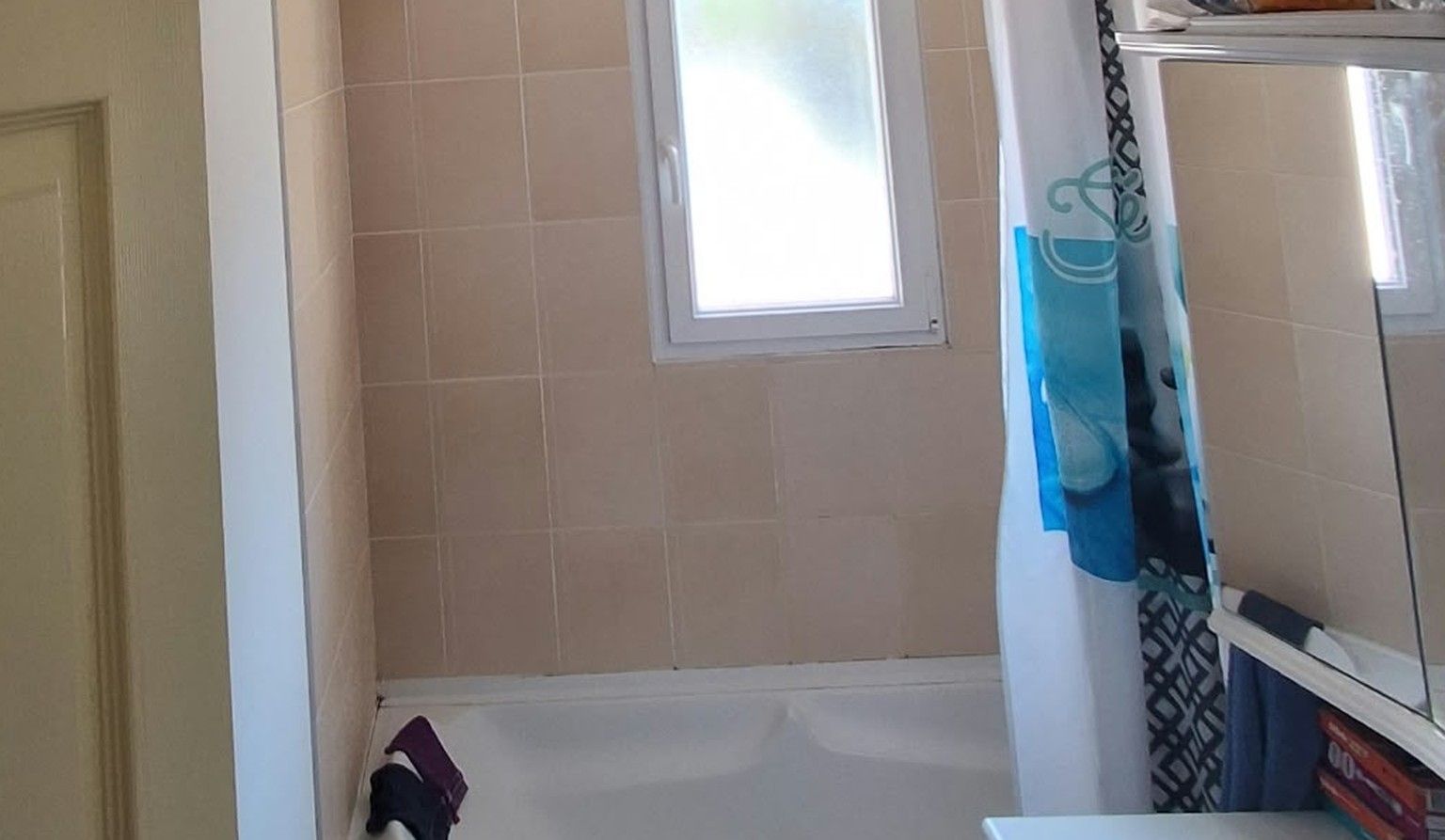Salle de bain avant rénovation par RPCE : baignoire, rideau de douche et carrelage beige démodé