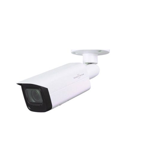 Caméra de surveillance blanche fixée sur un support de plafond, orientée vers la gauche