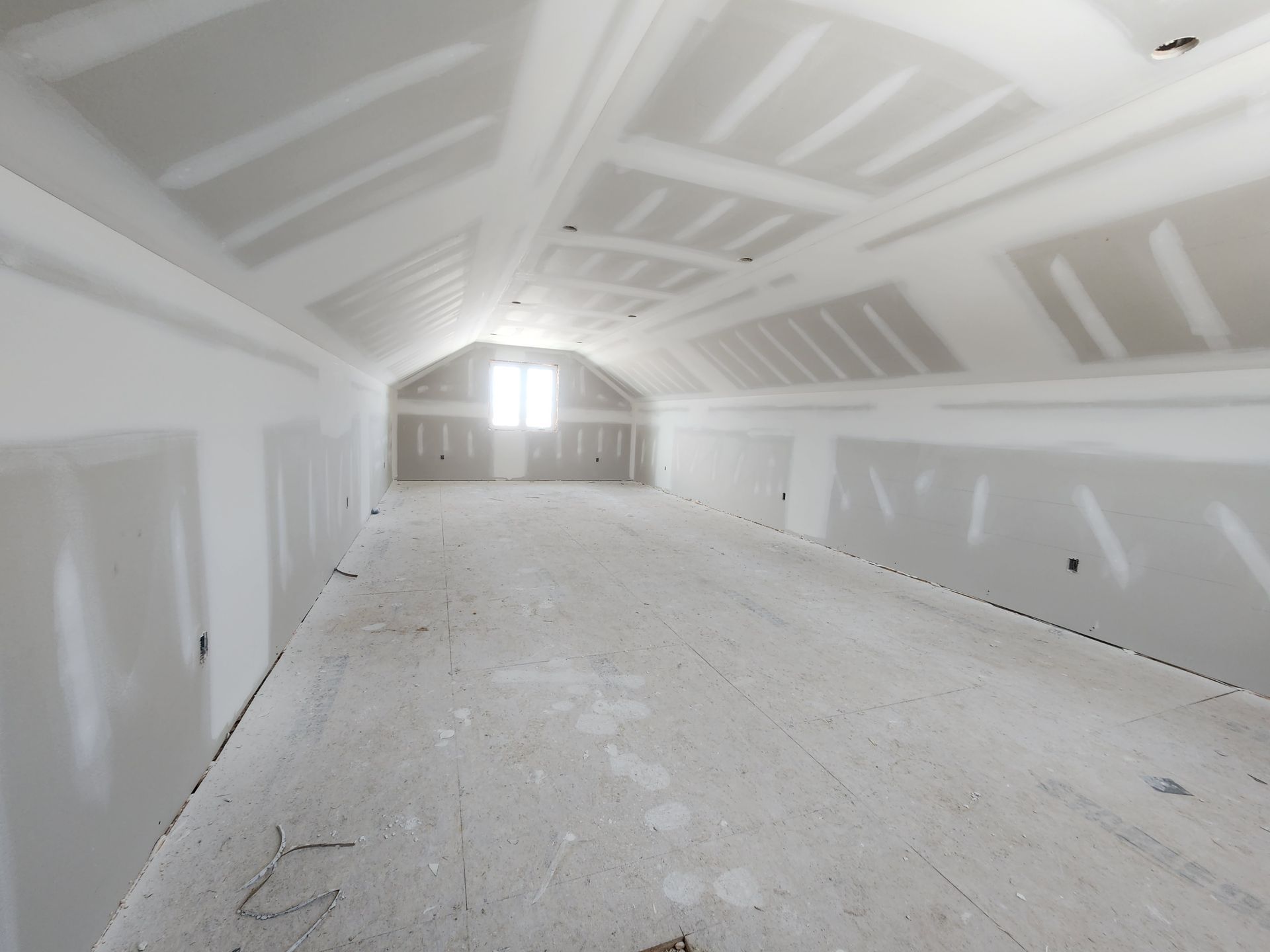 an empty room with a ceiling that is very high