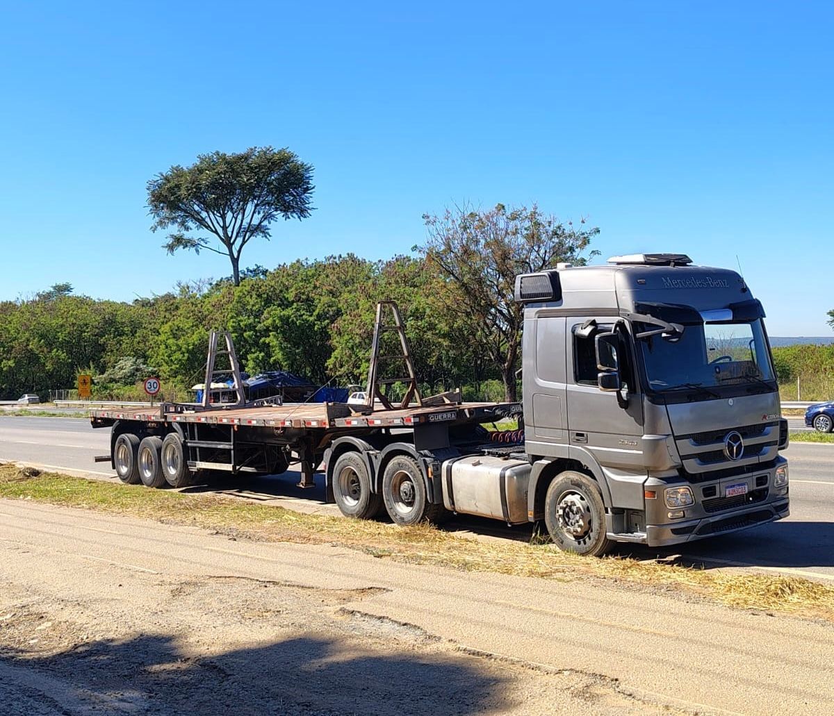 Caminhão baú fechado em rodovia