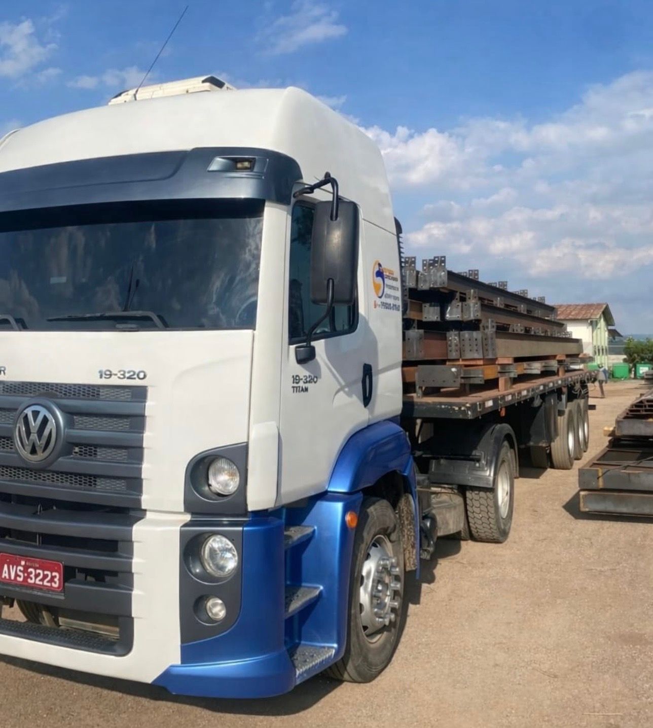 Estrutura metálica industrial sendo transportada