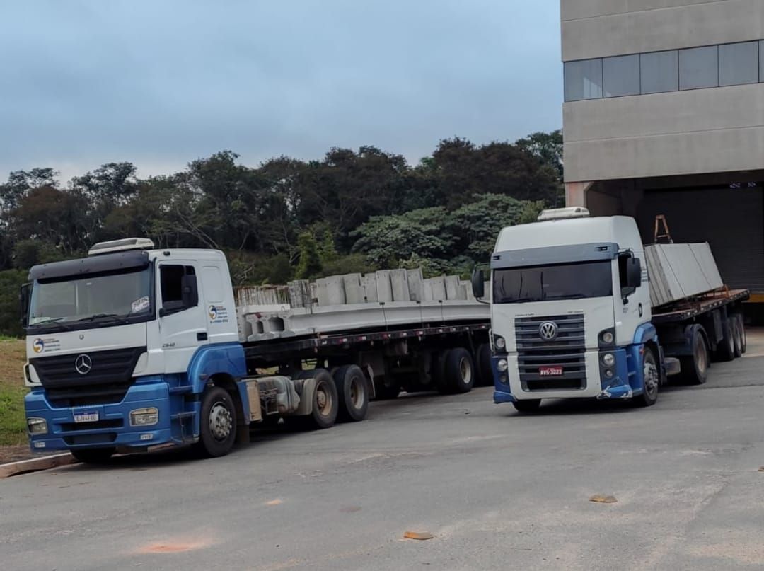 Laje pré-moldada sendo carregada em prancha